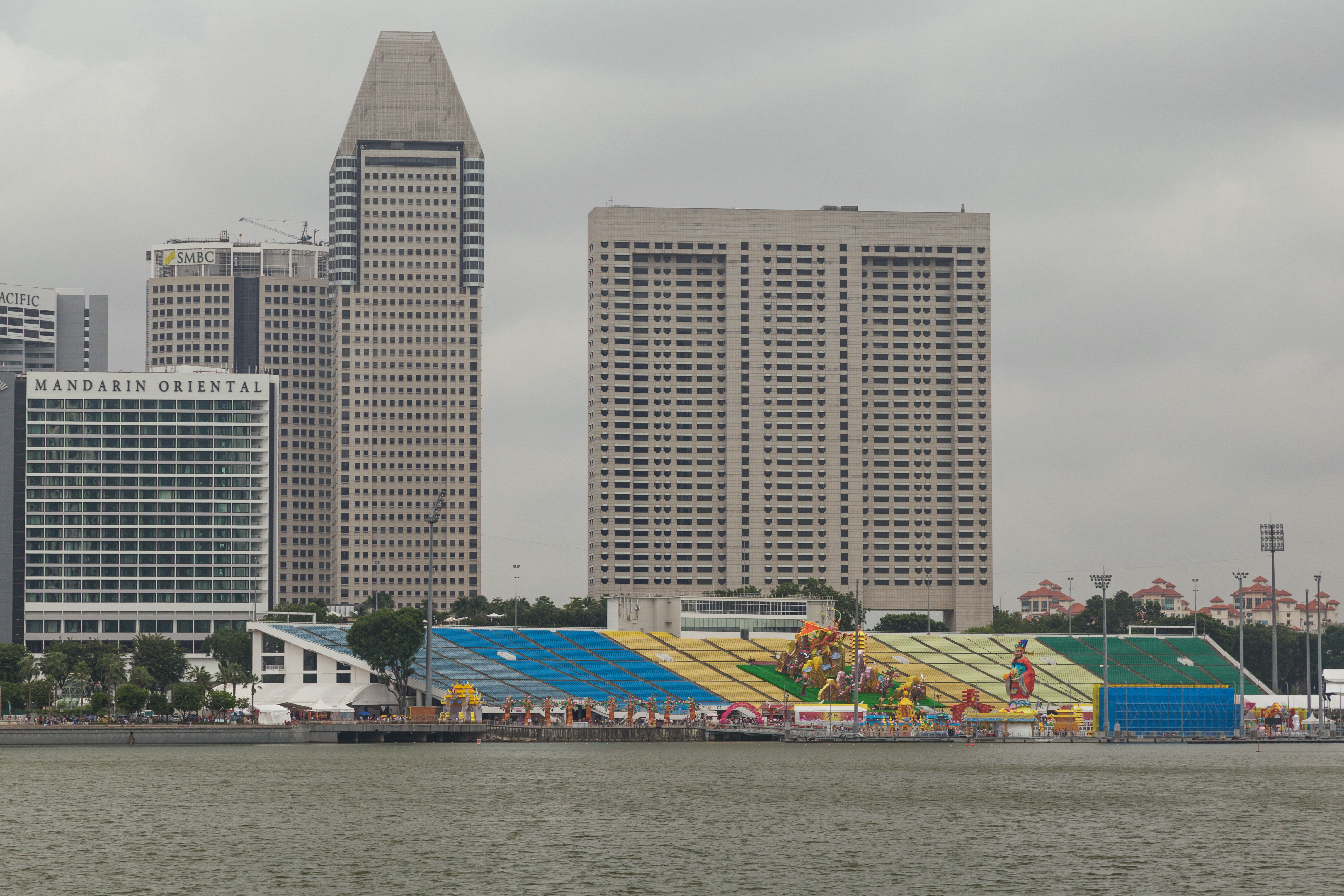 2016 Singapur, Downtown Core, Wieżowce i The Float at Marina Bay (01)