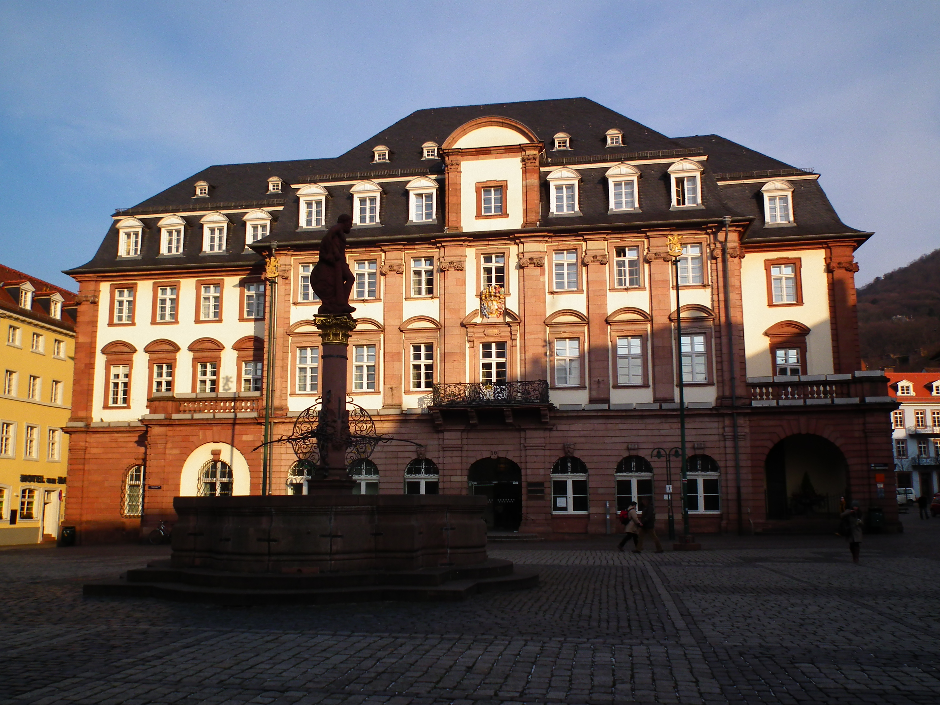 Altstadt Heidelberg Herkulesbrunnen und Rathaus 2012