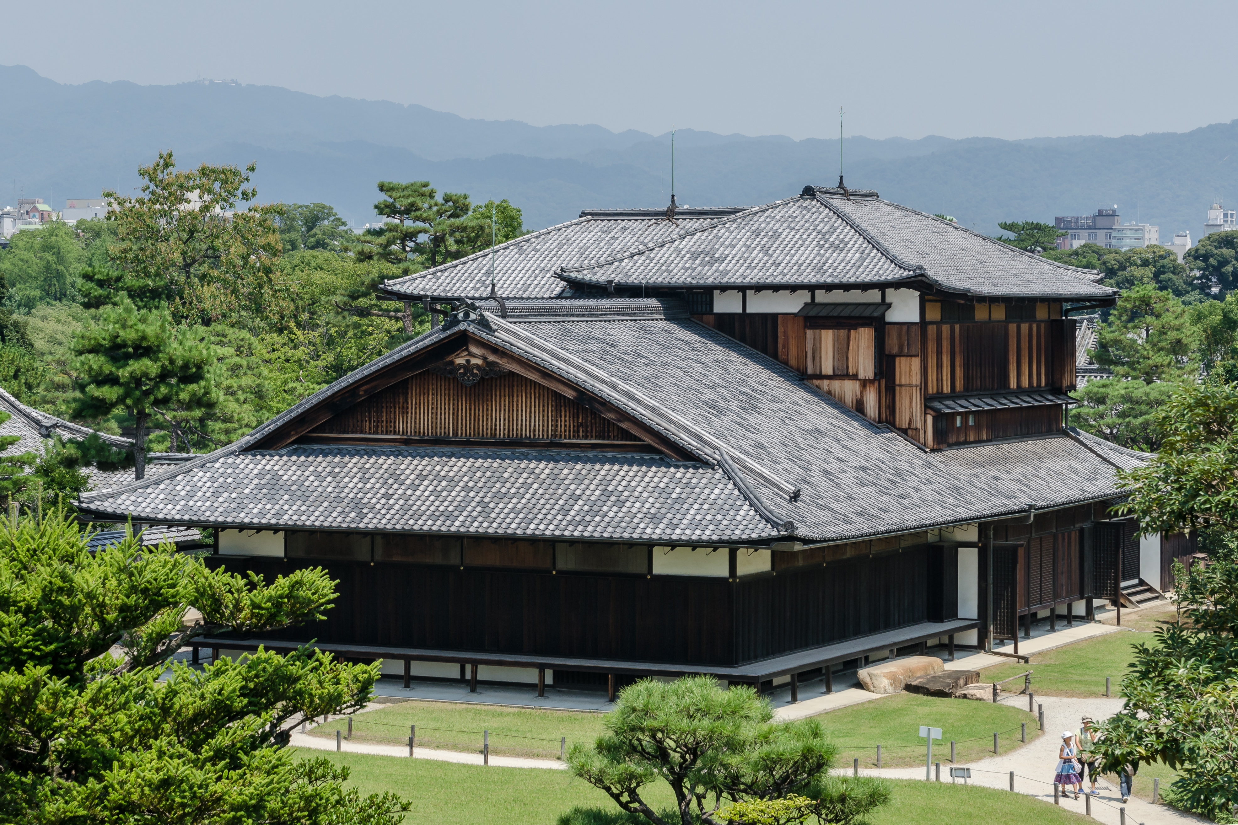 Building of Honmaru Palace, Nijō Castle, Kyoto as seen from Fortification 130811 1