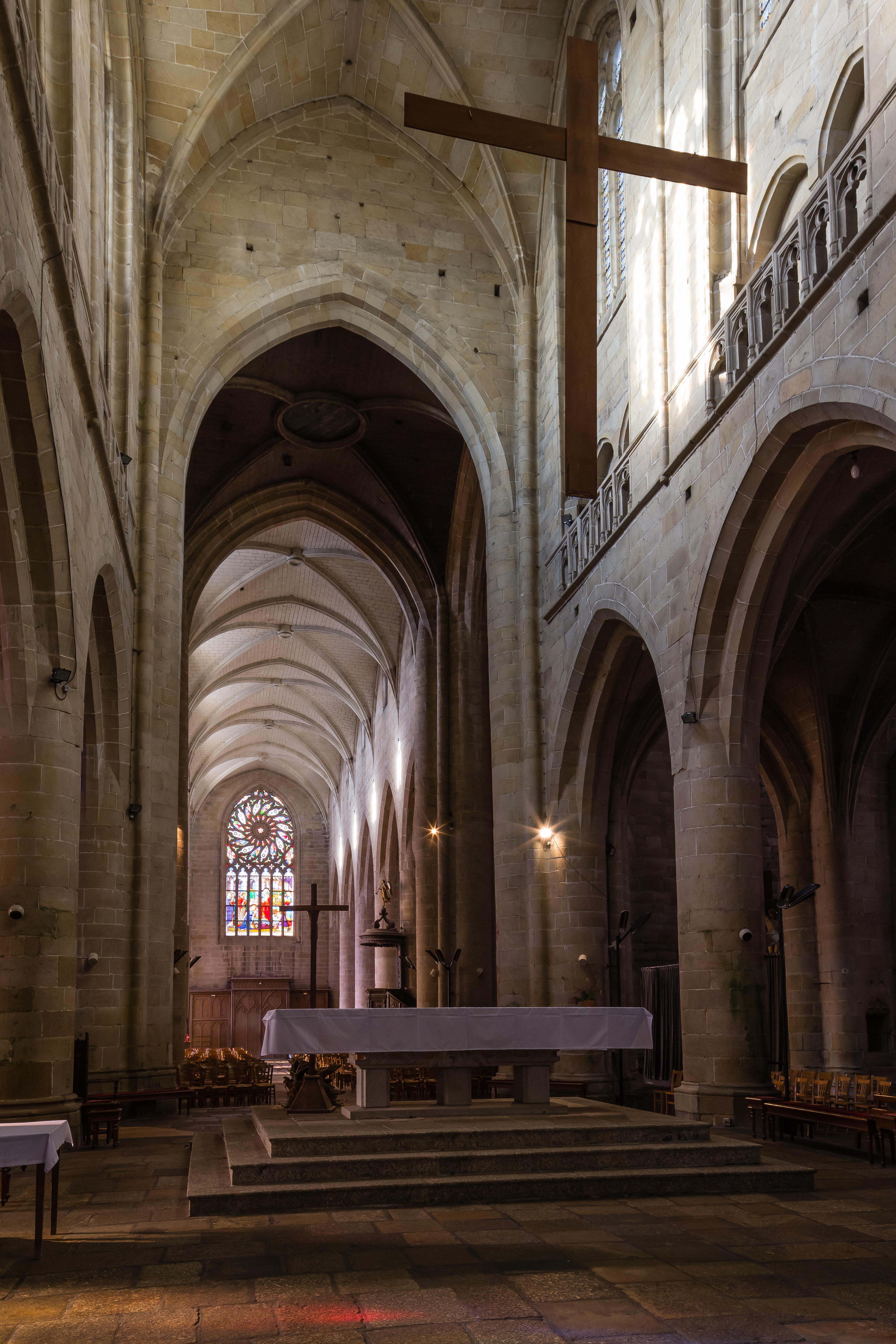 Chœur et nef de l'église Saint-Malo, Dinan, France