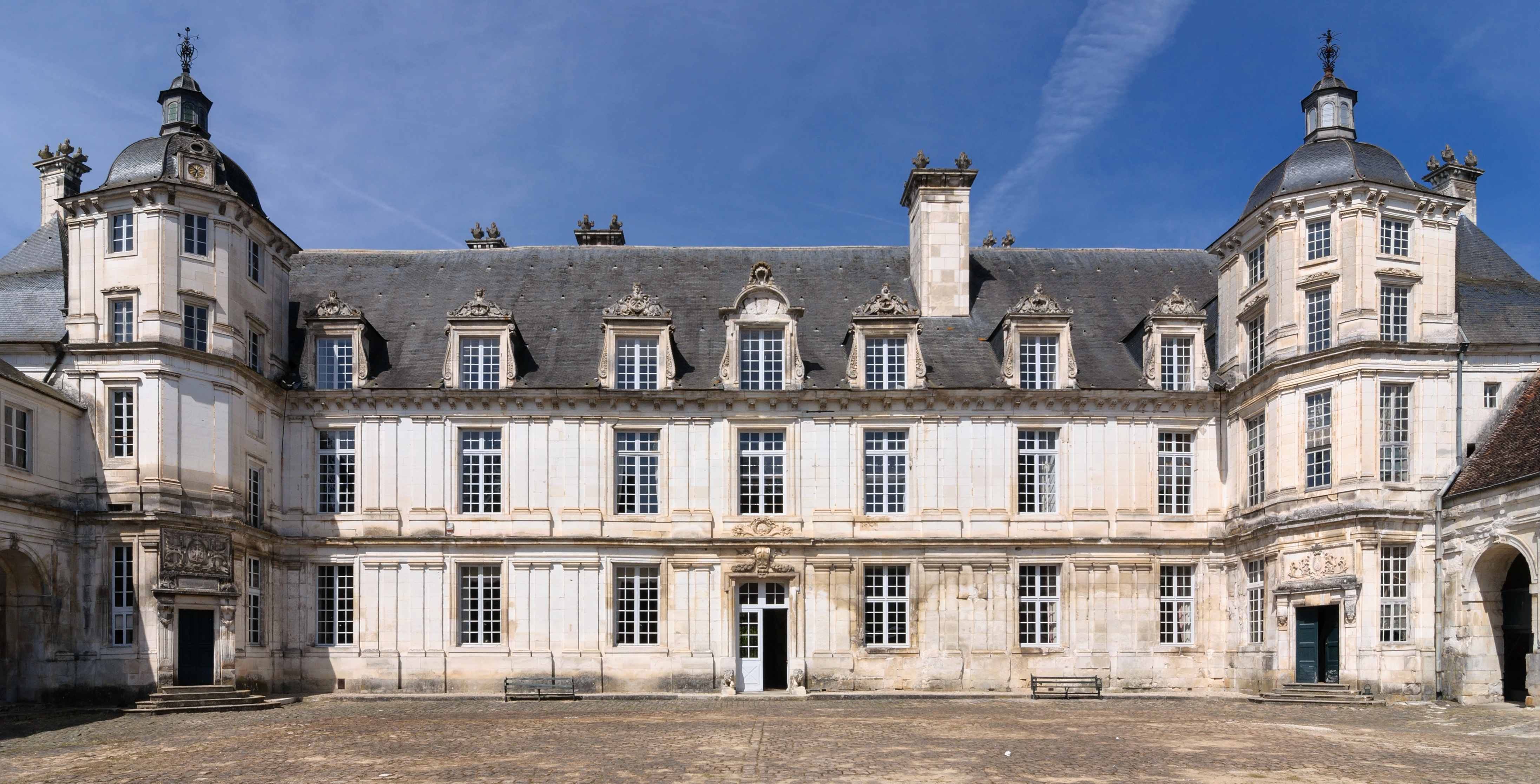 Chateau Tanlay facade cour grand chateau