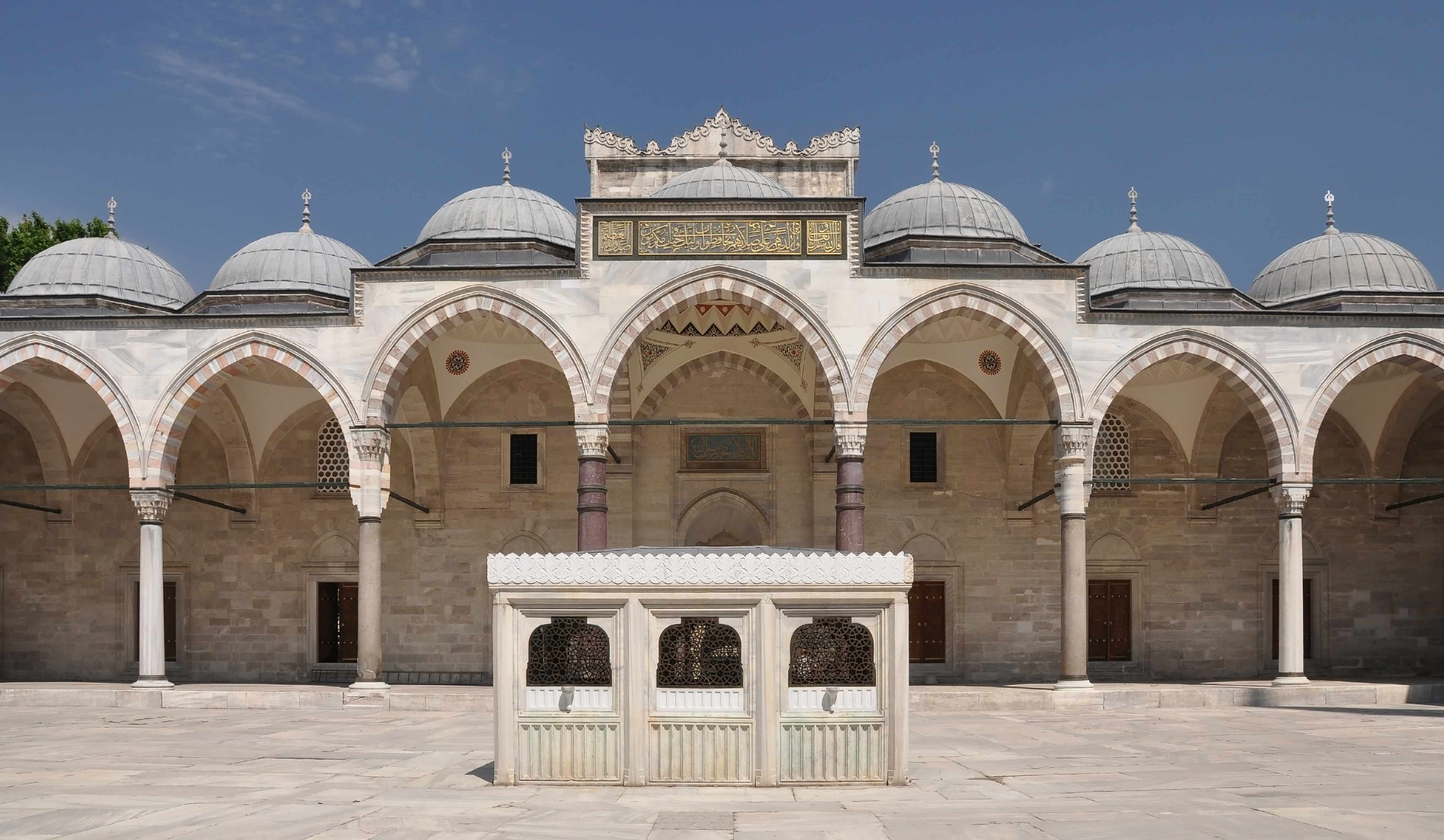 Courtyard of the Süleymaniye Mosque in Istanbul, Turkey 001