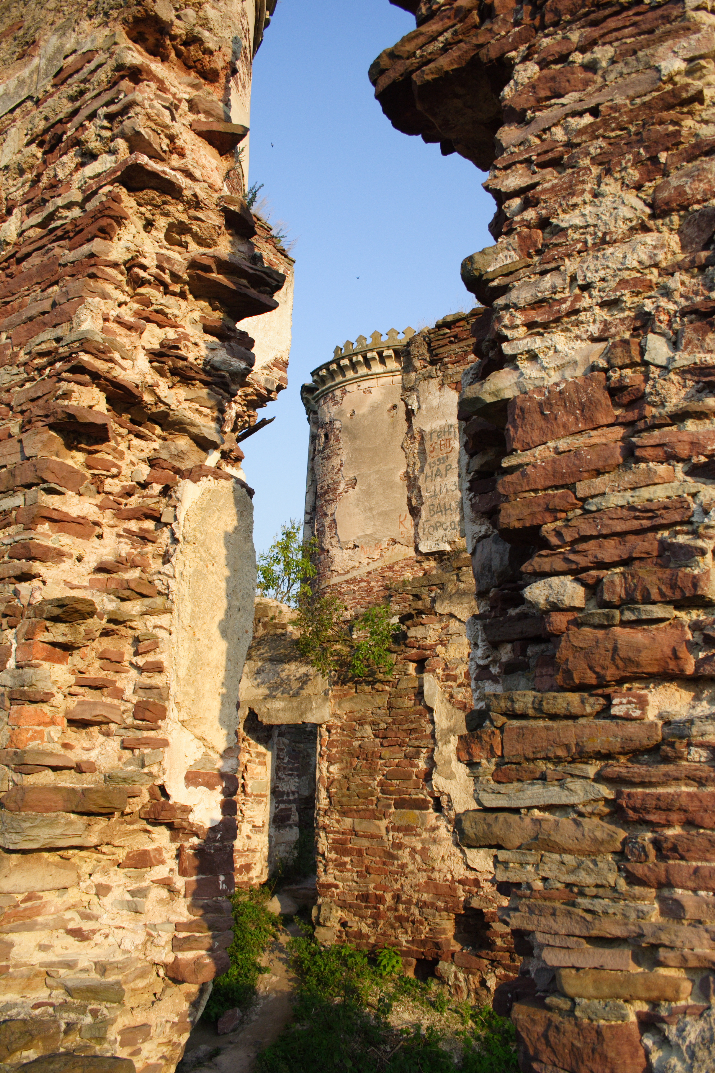 Стіни Червоноградського замку