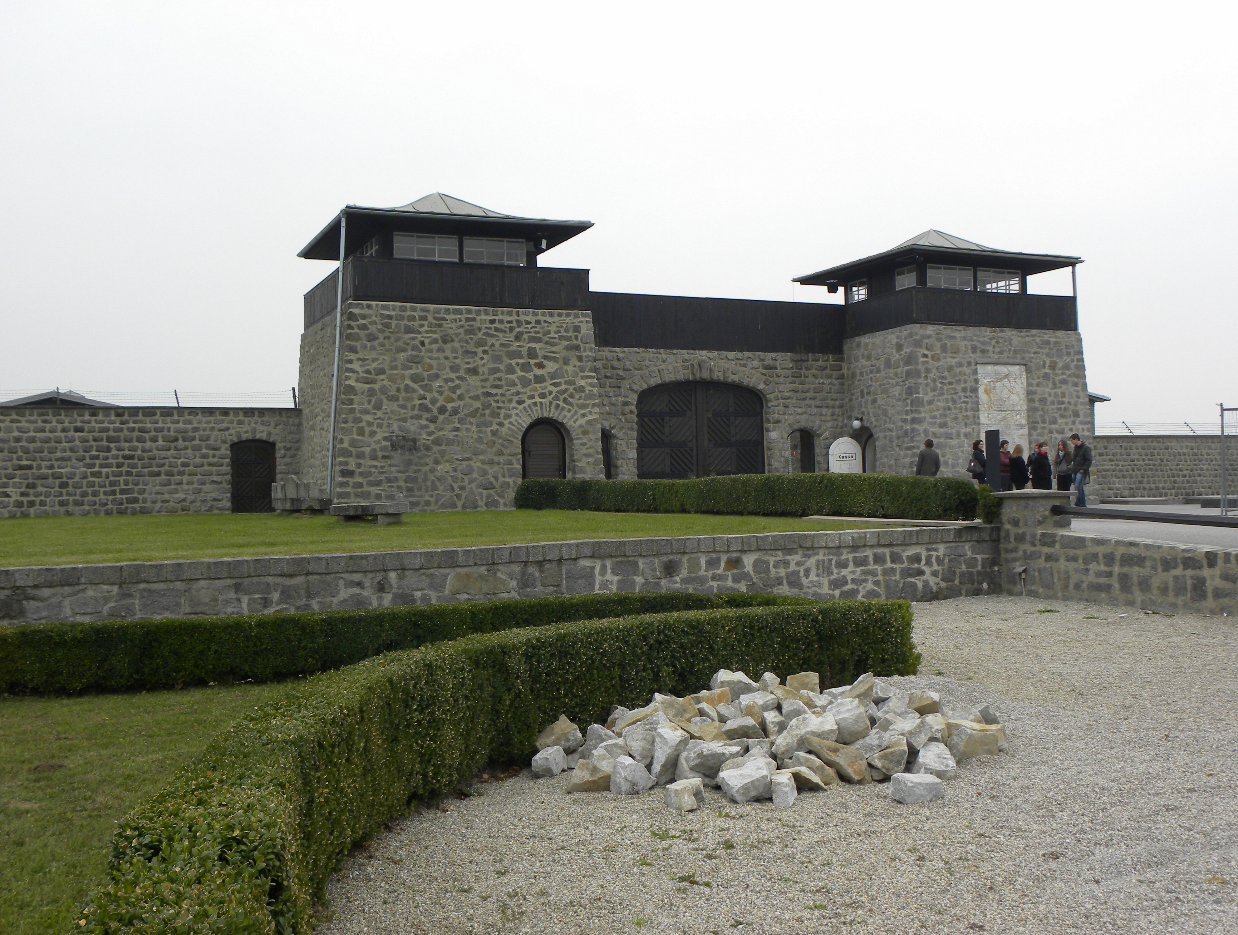 Eingangsgebäude mit Haupttor KZ Mauthausen 2010