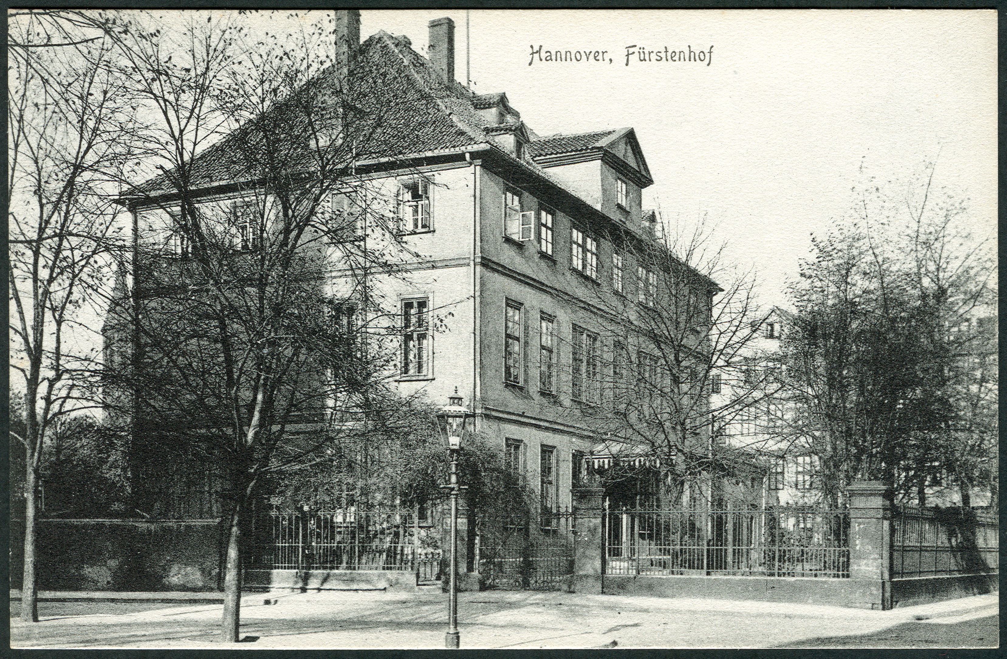 F. Astholz jun. AK 0951 Hannover, Fürstenhof, Bildseite Blick von der ehemaligen Lange Straße in Richtung Bergstraße, im Hintergrund links Neue Synagoge