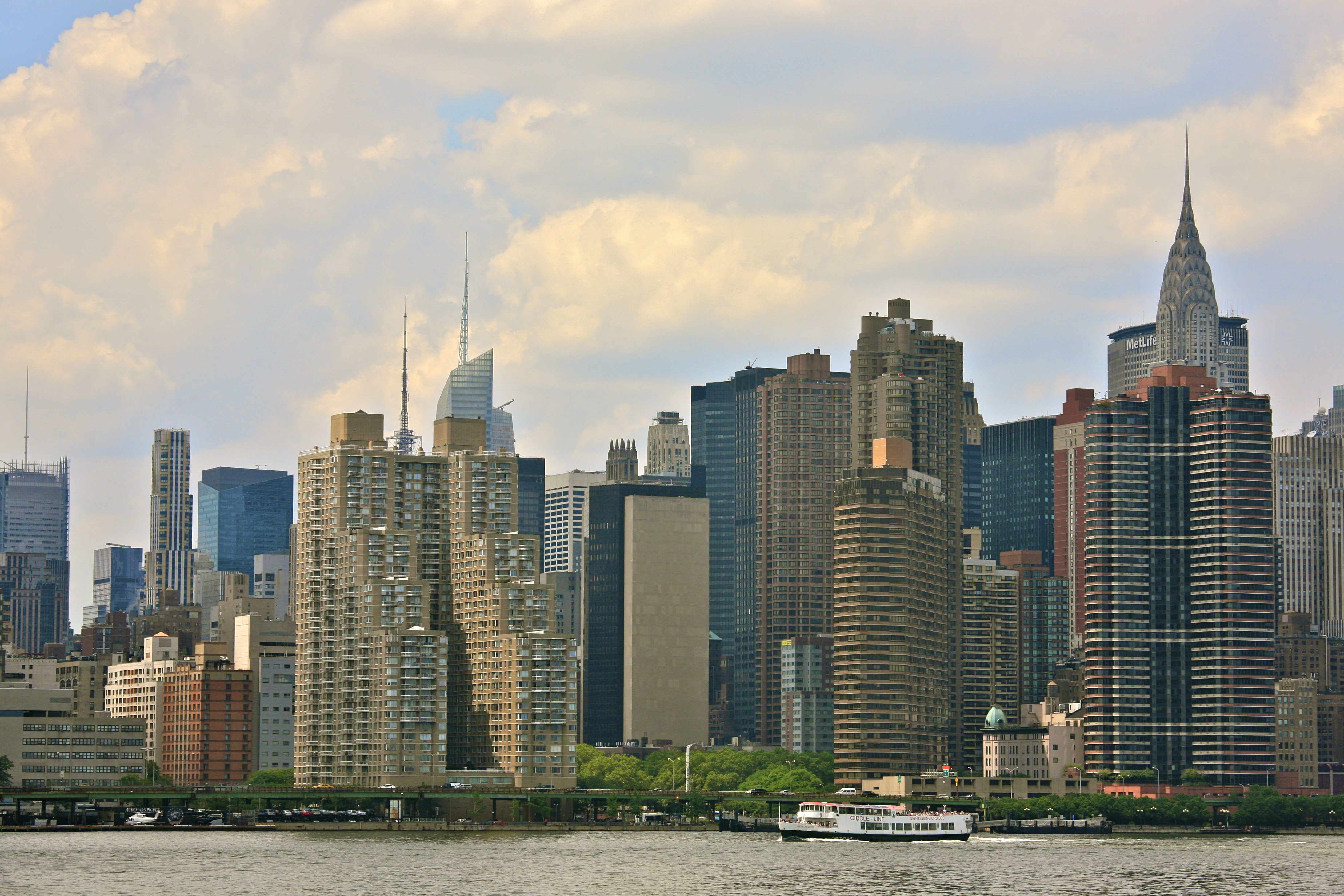 Goregous New York Skyline and the East River (5919374740)