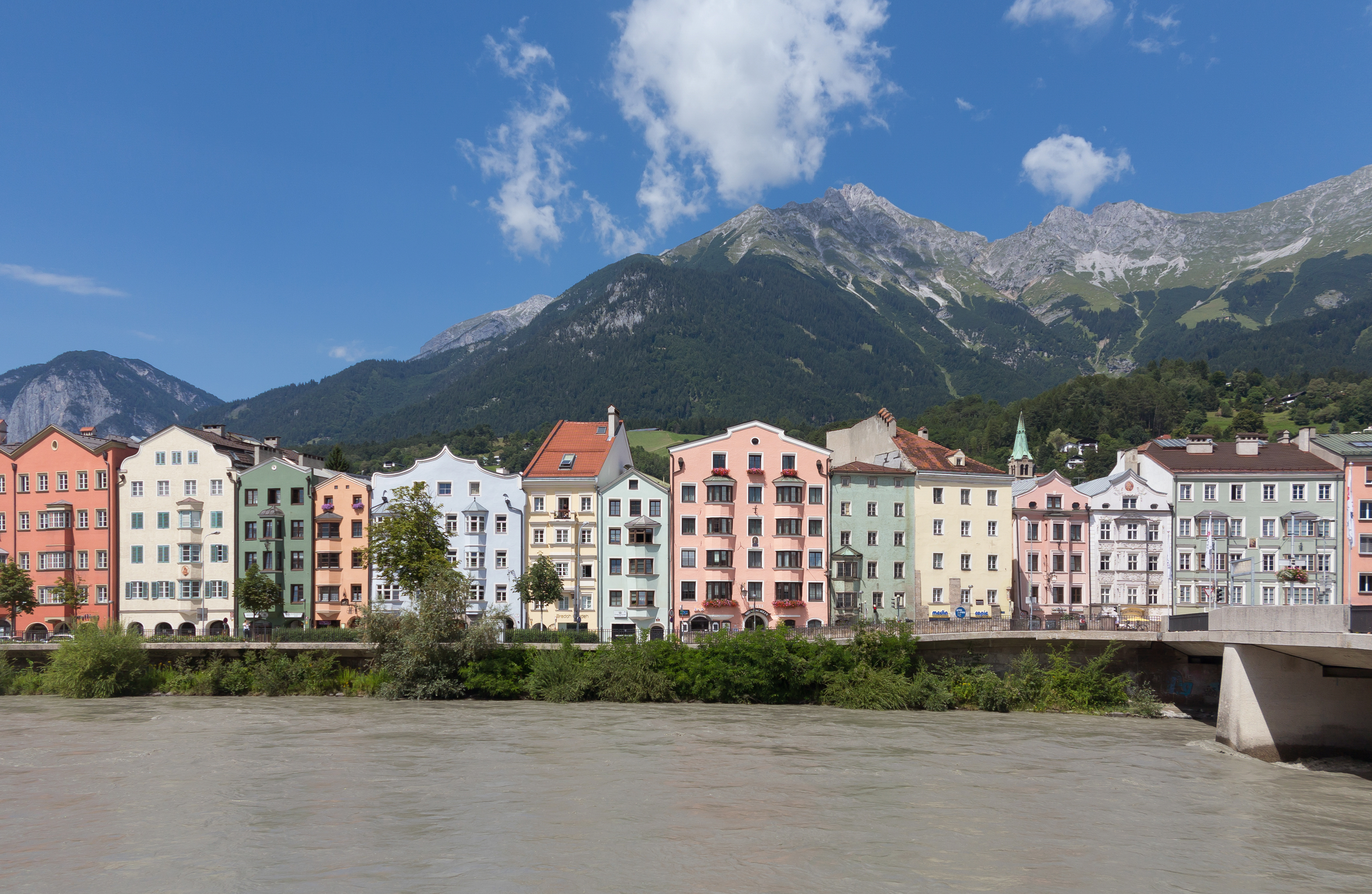 Innsbruck, die Innbrücke met die Mariahilfstrasse en Innstrasse positie2 foto4 2017-07-30 12.45