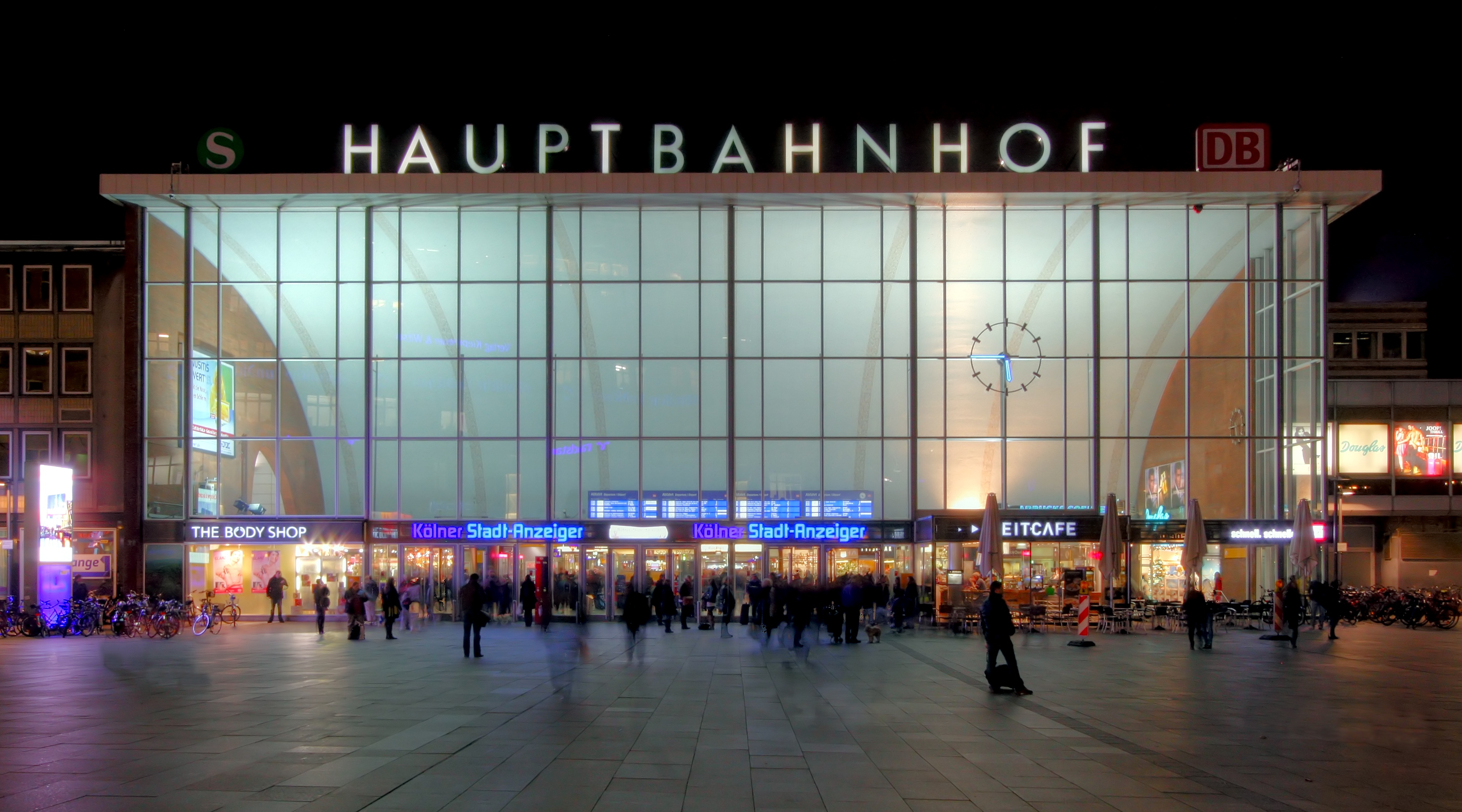 Köln Hauptbahnhof - Empfangsgebäude bei Nacht (8132-34)