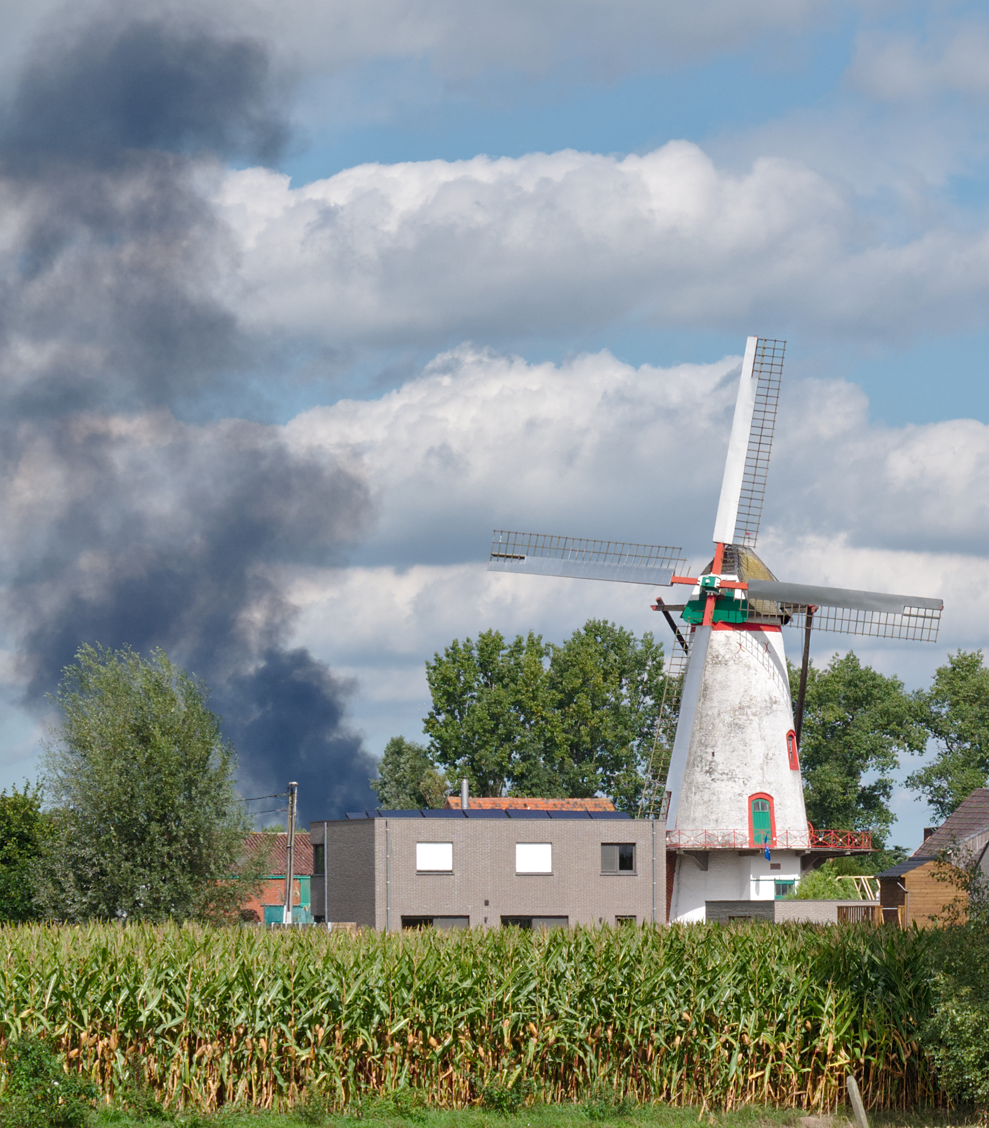 Knokmolen and smoke in Ruiselede, Belgium (DSCF0075)