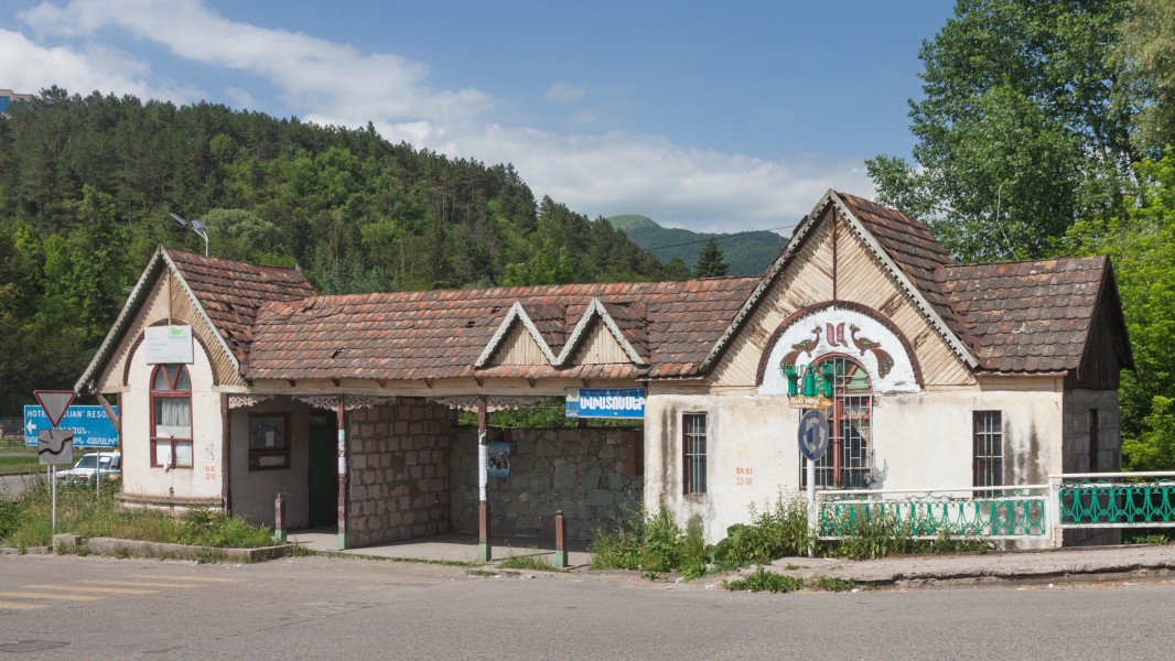 2014 Prowincja Tawusz, Dilidżan, Stary budynek na końcu ulicy Miasnikiana (01)