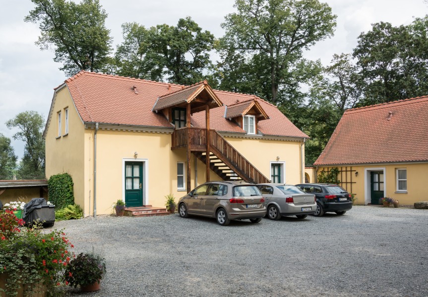 2016 Folwark w Łomnicy, pierwsza stodoła w parku