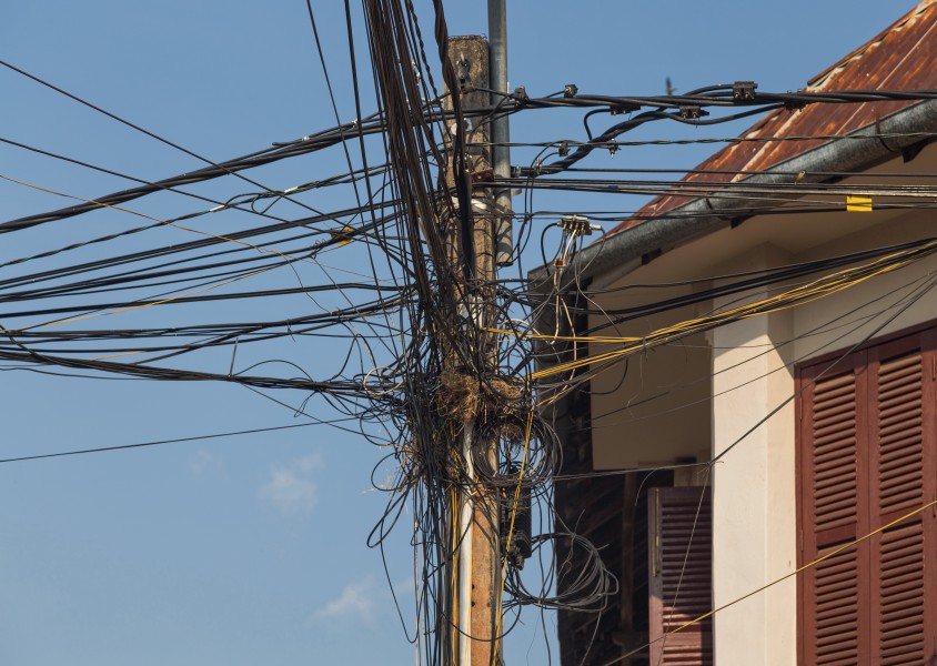 2016 Kampot, Kable elektryczne na słupie energetycznym na ulicy