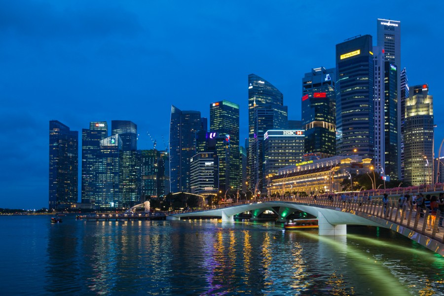2016 Singapur, Downtown Core, Wieczorny widok na Central Business District od strony promenady Esplanade (06)