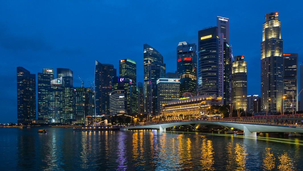 2016 Singapur, Downtown Core, Wieczorny widok na Central Business District od strony promenady Esplanade (07)
