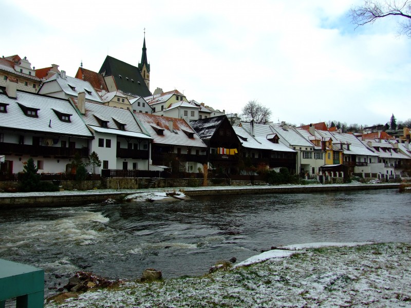 Český Krumlov, pohled z náplavky k Parkánu a centru města