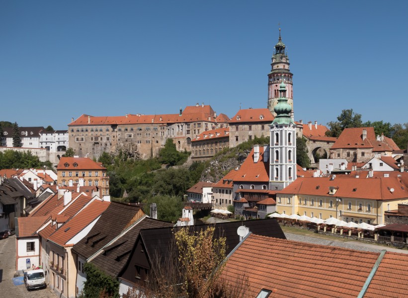 Český Krumlov, stadspanorama met zámecké schody op de voorgrond en het kasteel Dm117583-874 (met toren) op de achtergrond IMG 6100 2018-07-31 11.10