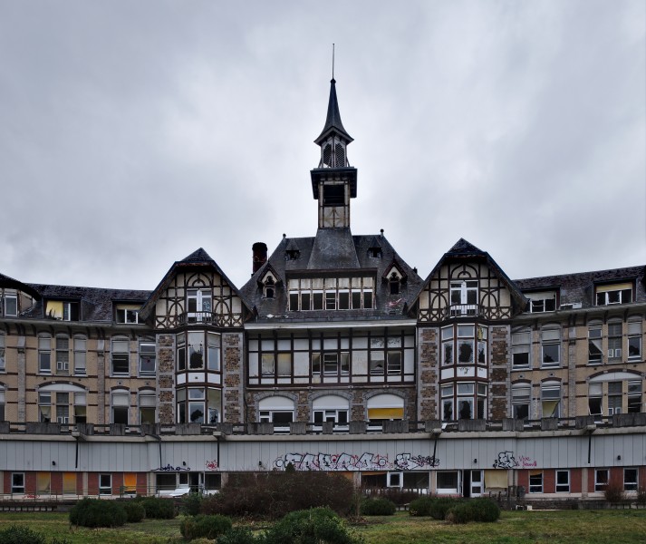 Center partial view of the front of Sanatorium du Basil, Stoumont, Belgium (DSCF3500)