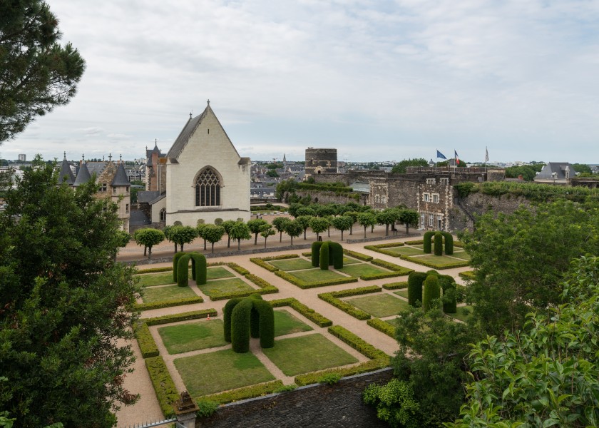Château d'Angers, View of the garden and chapel 20170611 1