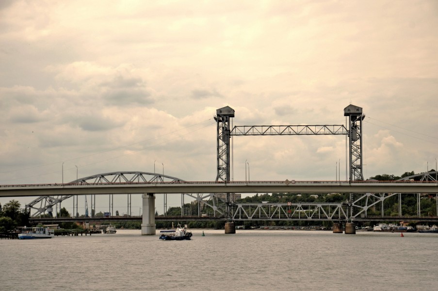 Темерни́цкий ( Си́верский) автомобильный и разводной железнодорожный мосты через реку Дон в городе Ростов-на-Дону