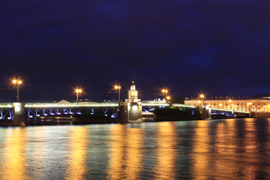Ночной Дворцовый мост в Петербурге