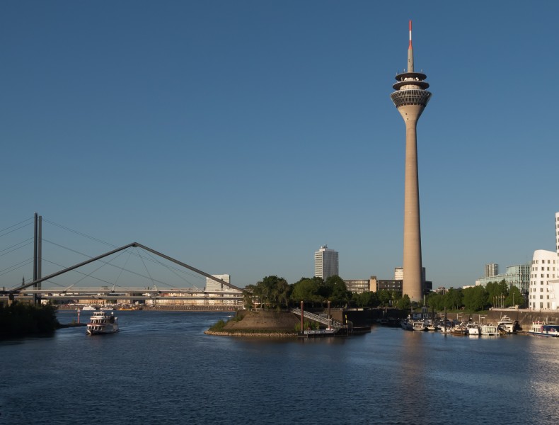 Düsseldorf, der Rheinturm, die Hafenbrücke, die Rheinkniebrücke en der Neue Zollhof IMG 2986 2018-05-05 18.51