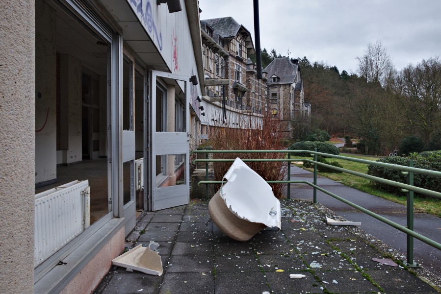 Damaged bathtub in front of an entrance to Sanatorium du Basil, Stoumont, Belgium (DSCF3514)