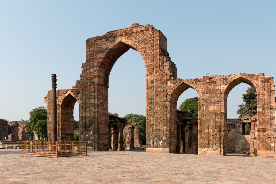 Delhi-Quwwat ul Islâm Mosque-Iron Pilar and west gateway-20131006