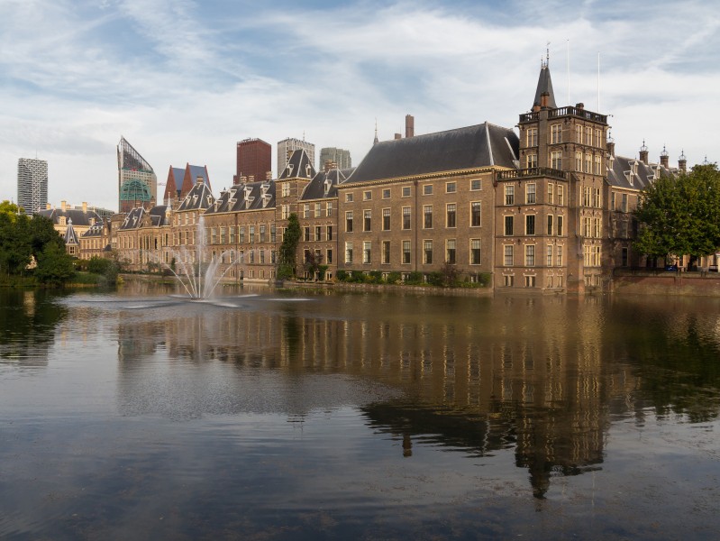 Den Haag, het Binnenhof diverse RM met de Hofvijver op de voorgrond foto8 2015-08-05 18.56