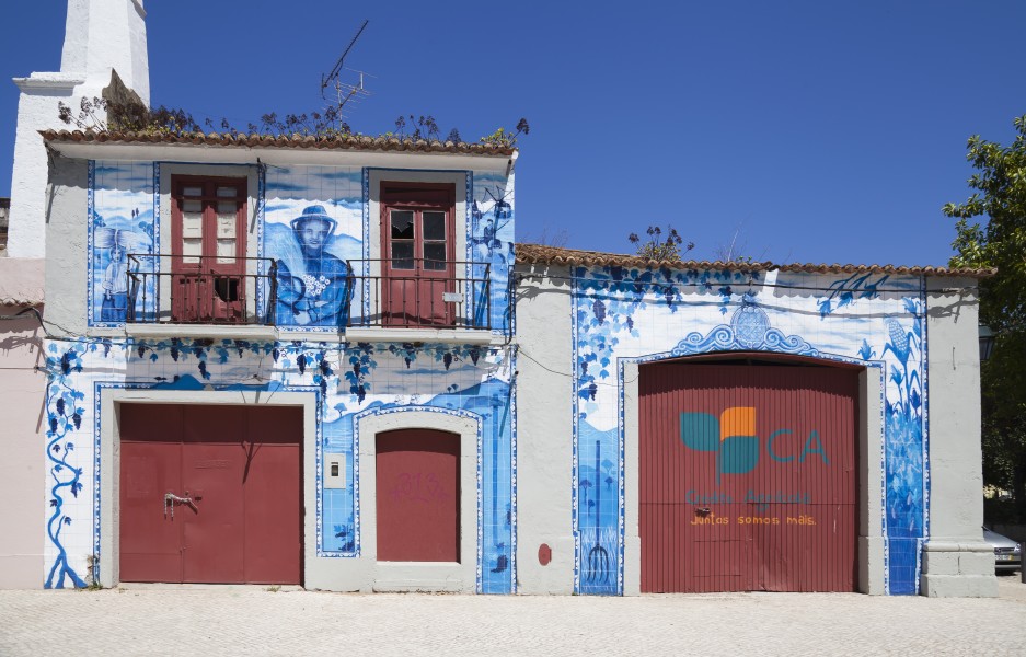 Edificio de azulejos, Avenida Luisa Tody, Setúbal, Portugal, 2012-08-17, DD 01