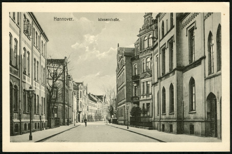 F. Astholz jun. AK 1631 Hannover. Wiesenstraße, Bildseite, Blick durch die autofreie Straße