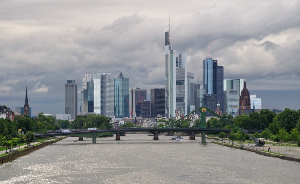 Frankfurt Skyline von Deutschherrnbrücke 2