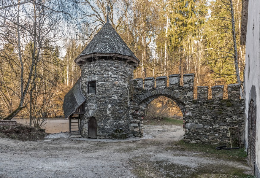 Frauenstein Schloss Wasserablaufschleusenturm und Zinnen-Tor 14122016 5660