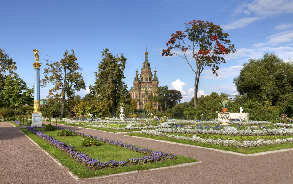 Garden of Tsaritsyn pavilion in Peterhof