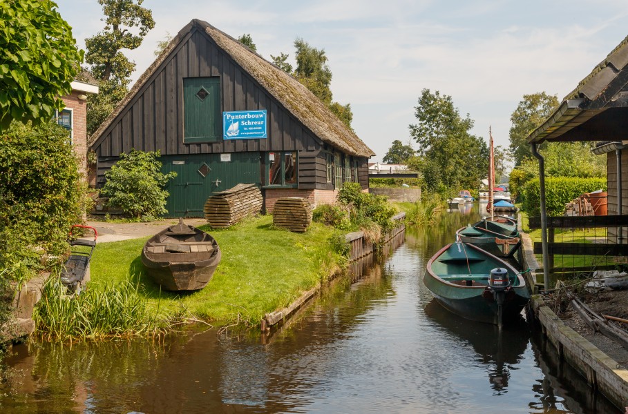 Giethoorn Netherlands Channels-and-houses-of-Giethoorn-01