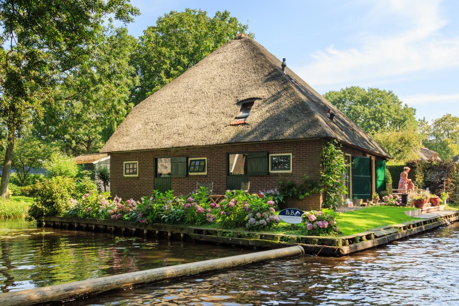 Giethoorn Netherlands Channels-and-houses-of-Giethoorn-11