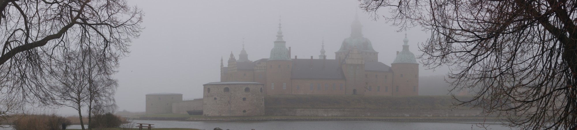 Kalmar castle covered in fog 03