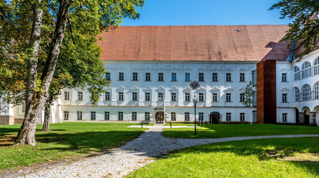 Klagenfurt Viktring Stift Konventsgebäude mit Marienhof West-Ansicht 23092017 1134