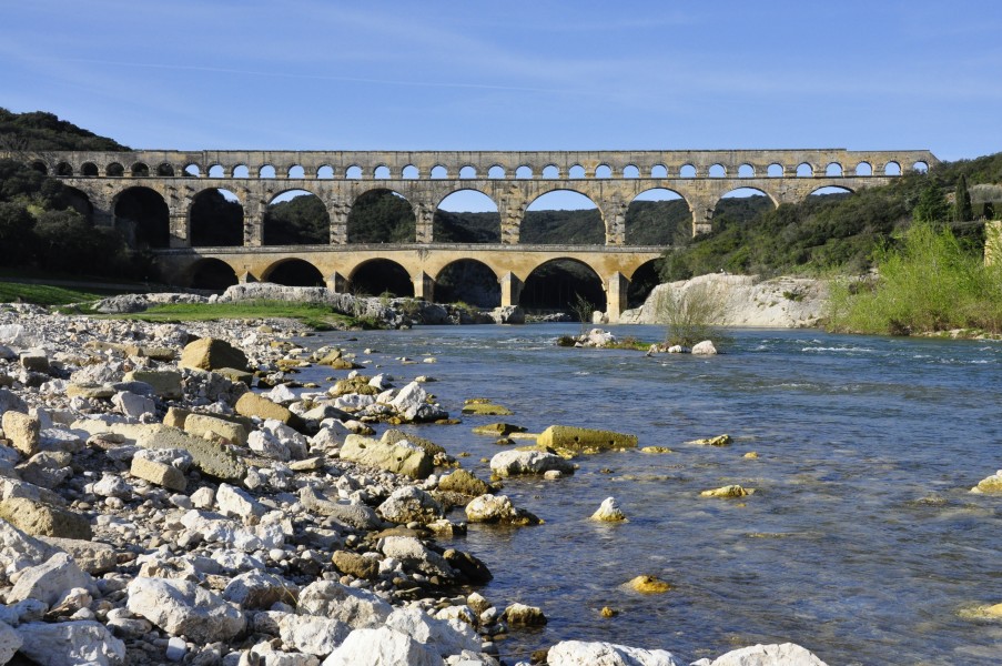 Le Pont du Gard enjambe le gardon. 01