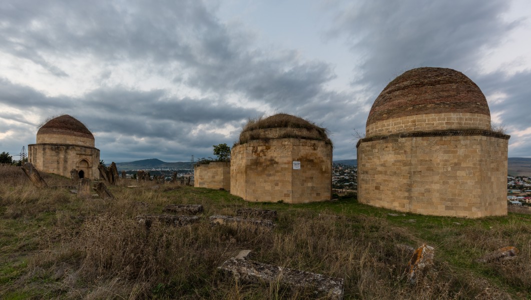 Mausoleos de Yeddi Gumbez, Shamakhi, Azerbaiyán, 2016-09-27, DD 07-09 HDR