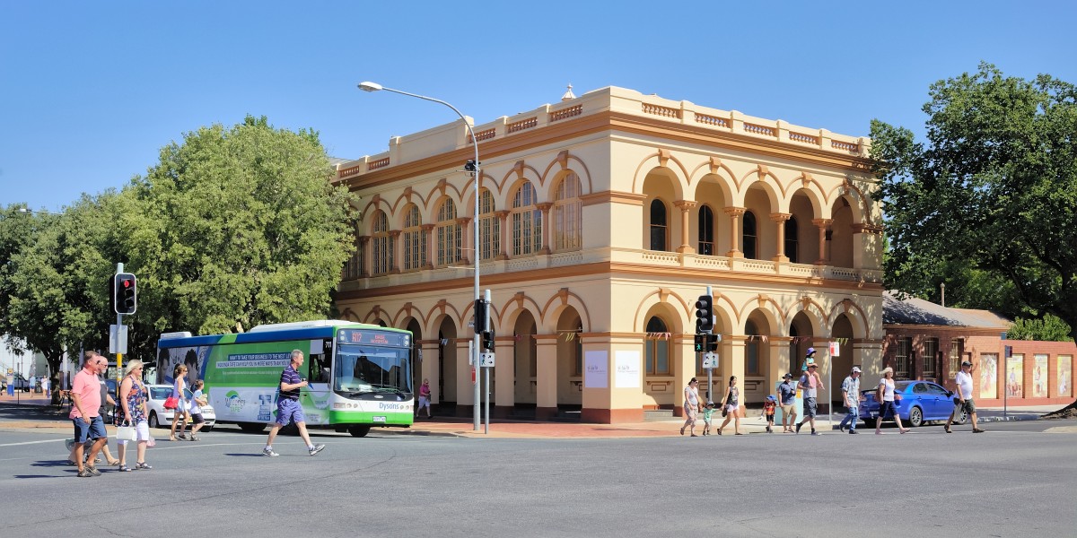 Murray Conservatorium with pedestrians, Albury NSW