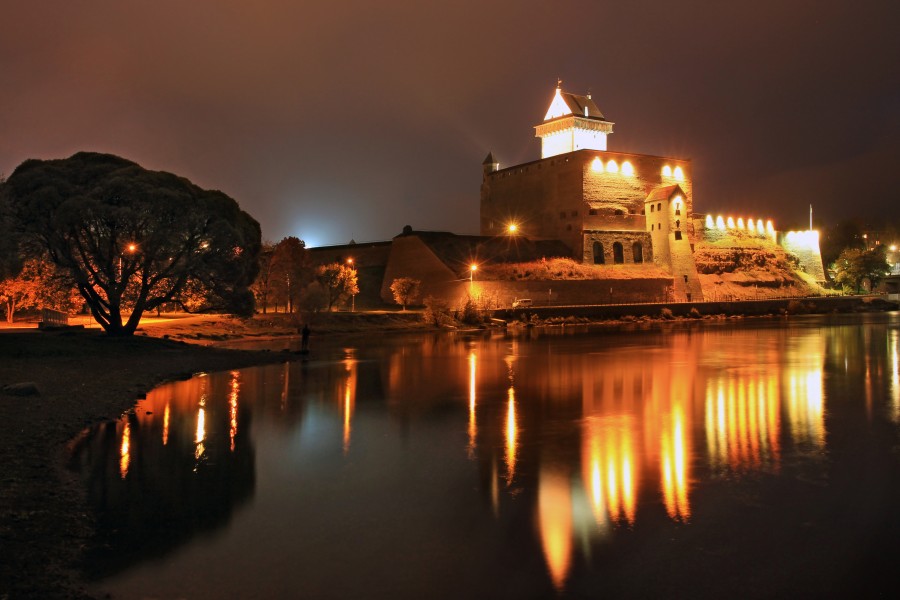 Narva linnus öösel