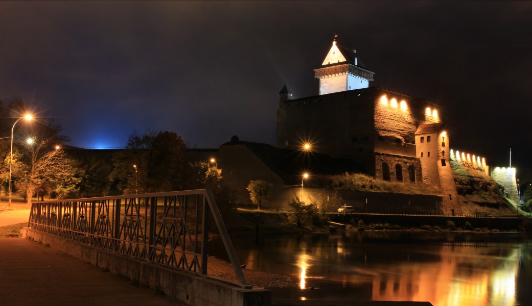Narva linnus veepeegelduses