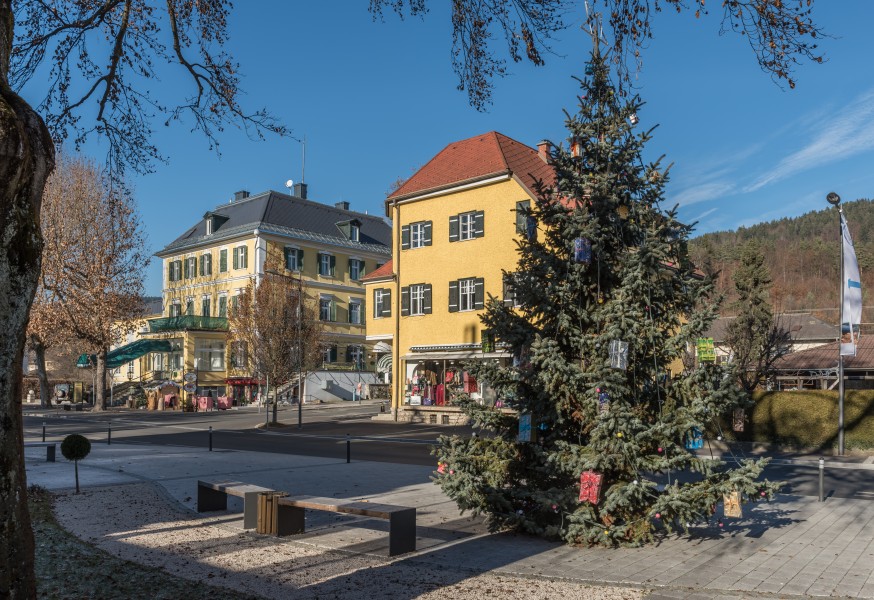 Poertschach Hauptstrasse 158 und 160 und Weihnachtsbaum 08112016 5536