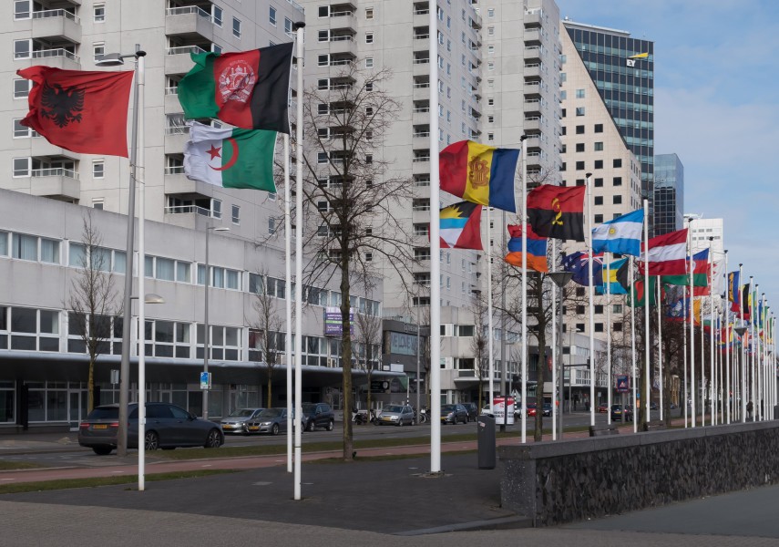 Rotterdam, de landenvlaggen van alle nationaliteiten die in Nederland verblijven (op alfabetische volgorde in het Engels) IMG 1877 2018-03-18 13.53
