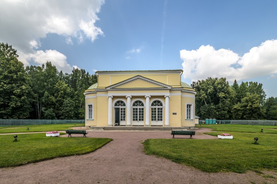Round Hall in Pavlovsk Park 02