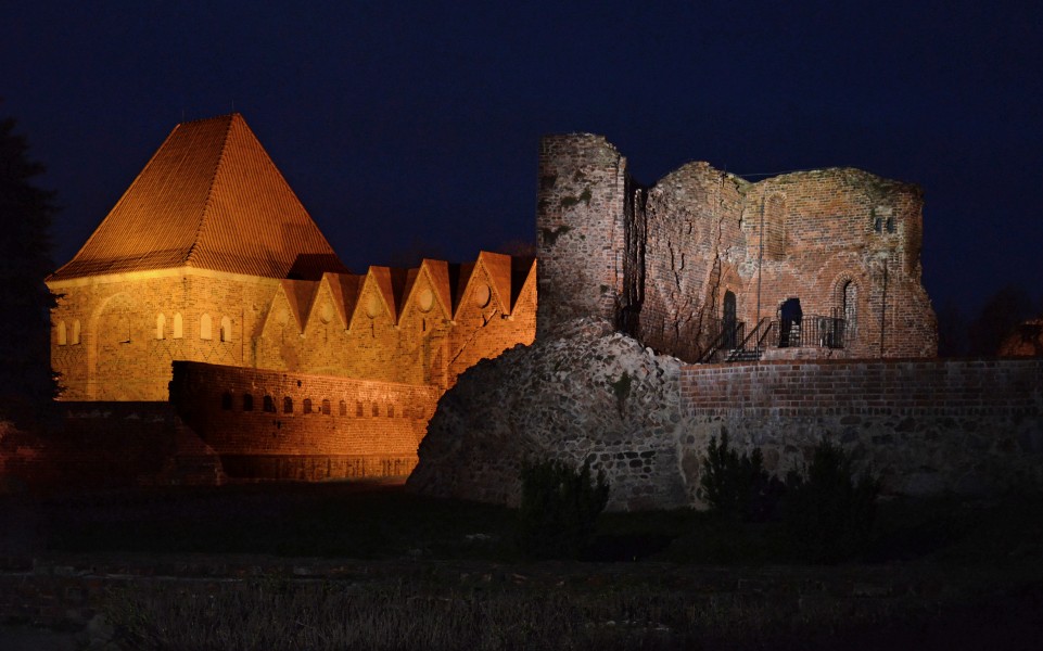 Toruń, ruiny zamku krzyżackiego nocą