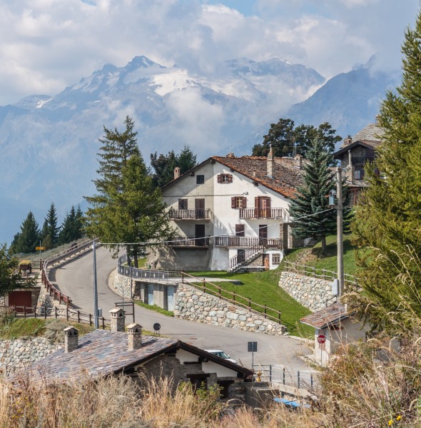 Vetan, Valle d'Aosta (1708m). Brug bij voorrangsweg Vetan 02