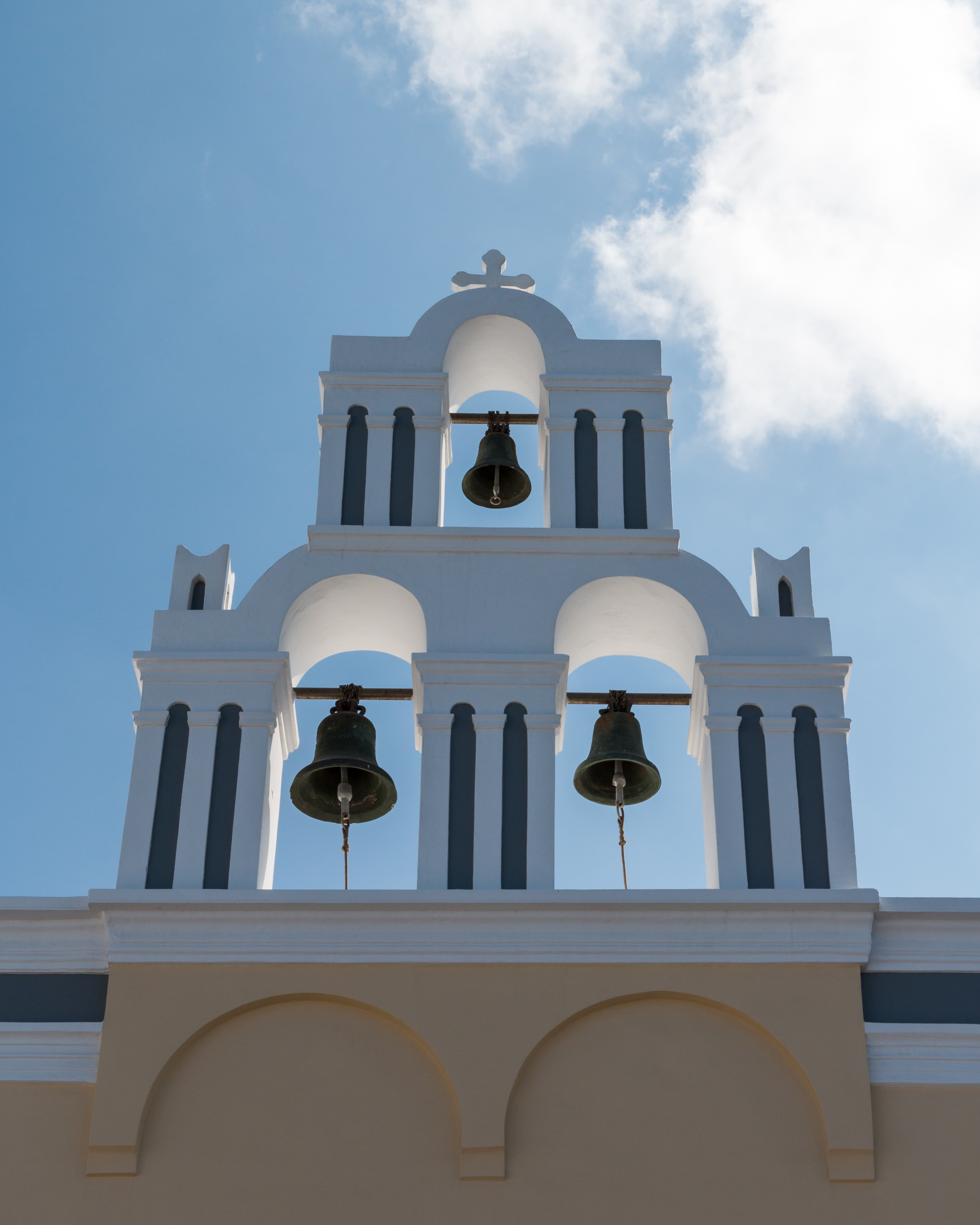 Santorin (GR), Fira, Drei Glocken von Fira -- 2017 -- 2613