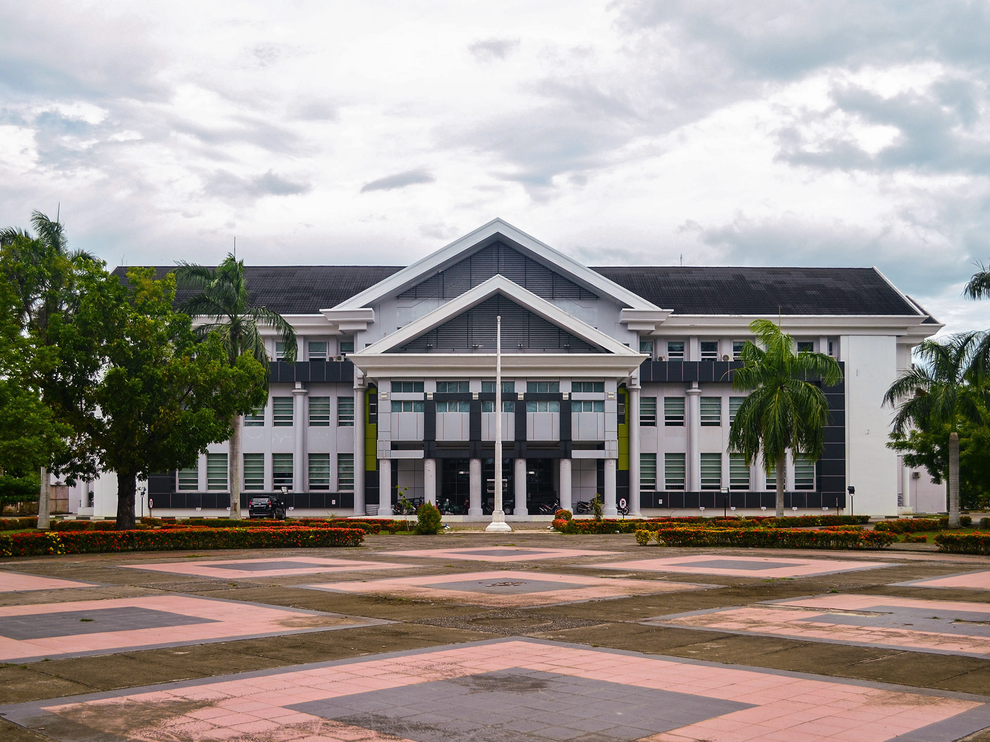 Tampak depan gedung birokrat Universitas Syiah Kuala; 2014