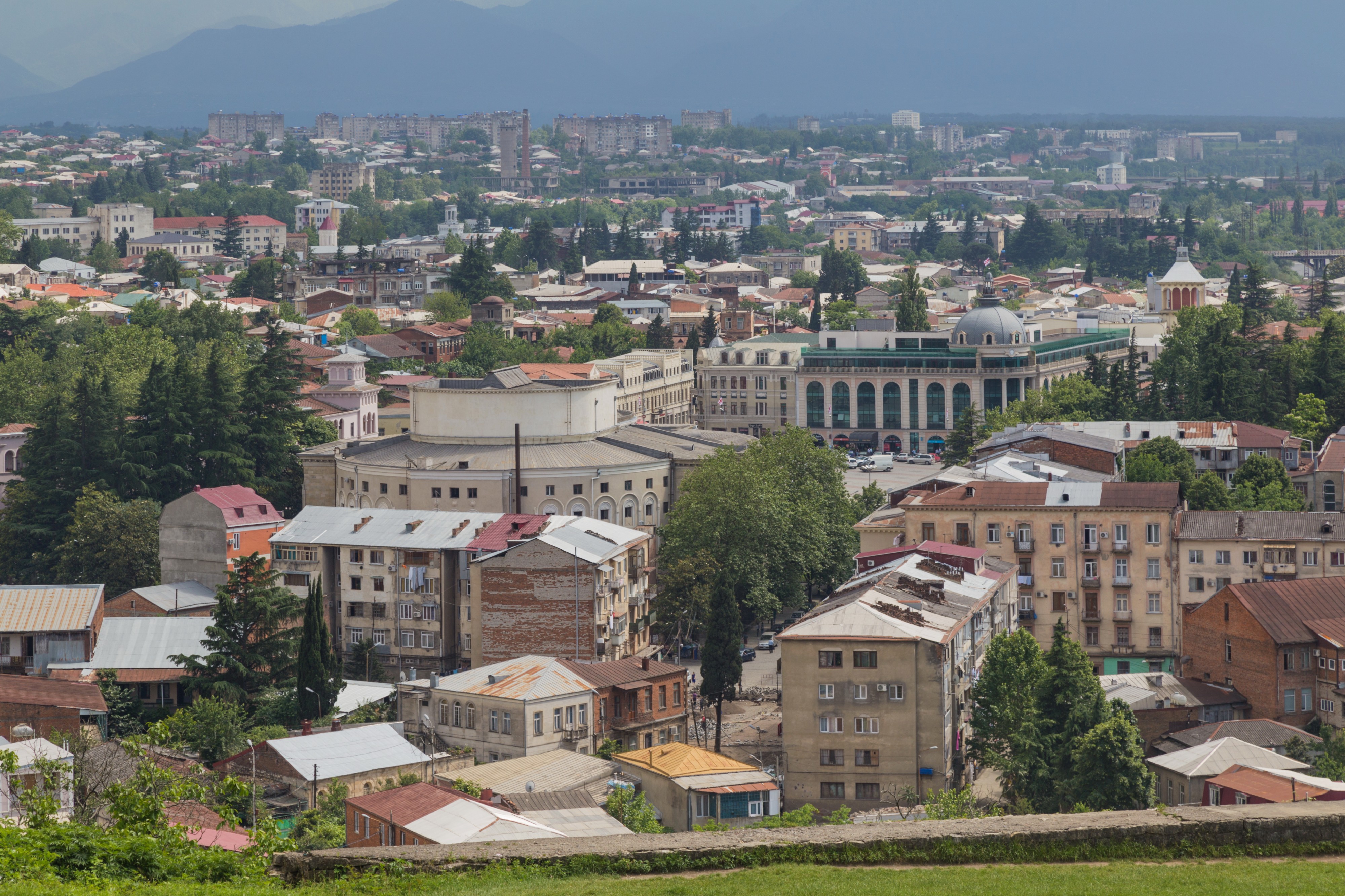 2016 Kutaisi, Widok na miasto spod katedry Bagrati (05)